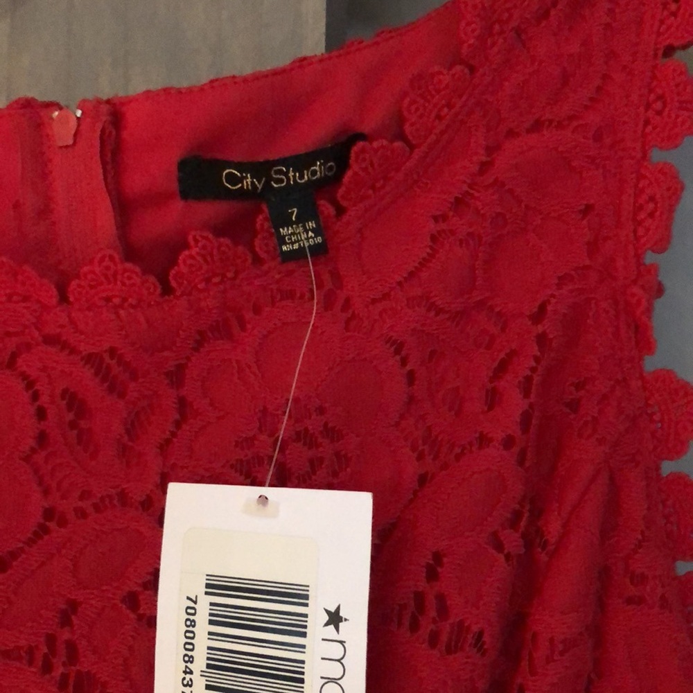 Red lace dress - Picture 6 of 8